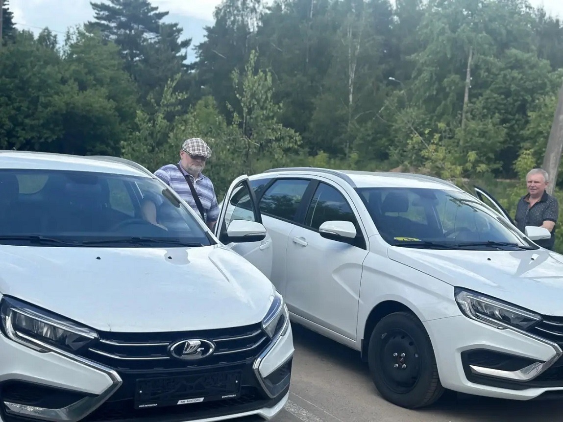 Два новых автомобиля LADA Vesta получили от регионального Отделения СФР калужане, ранее пострадавшие на производстве.